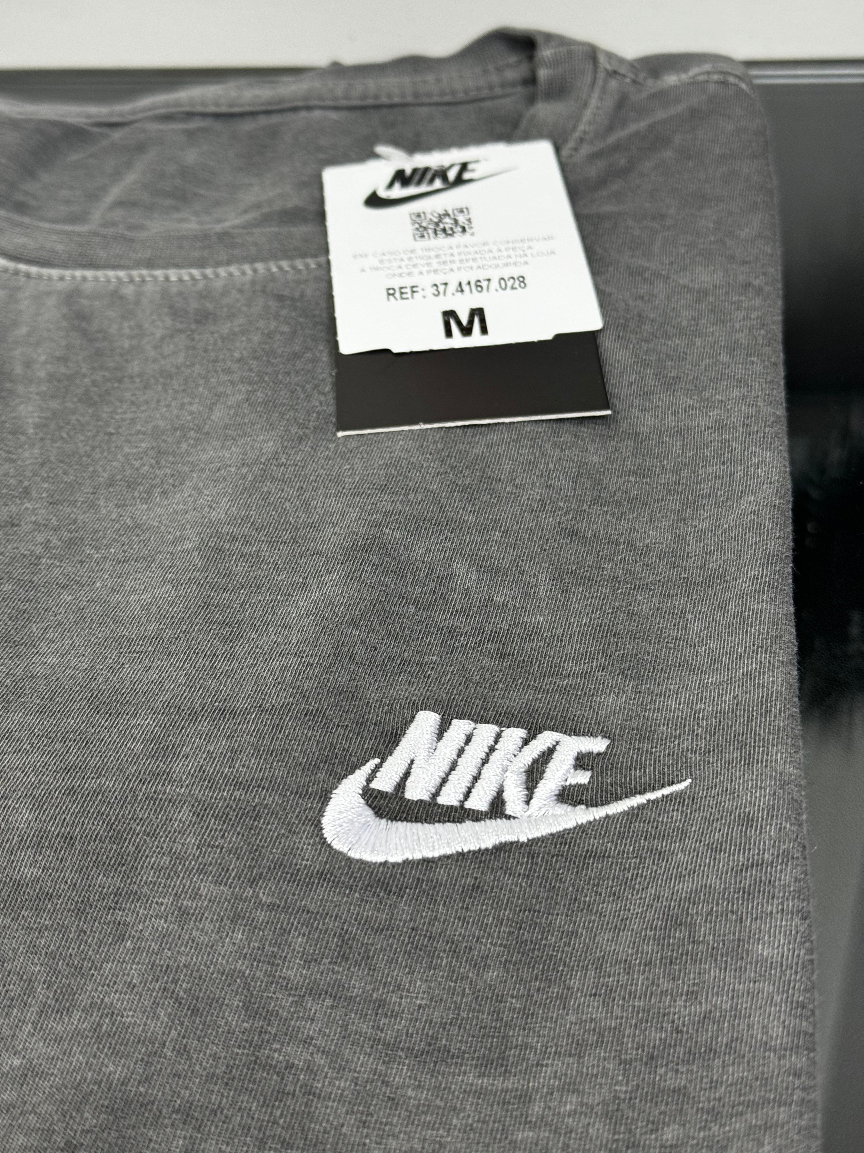 Camiseta Estonada Nike Cinza Chumbo