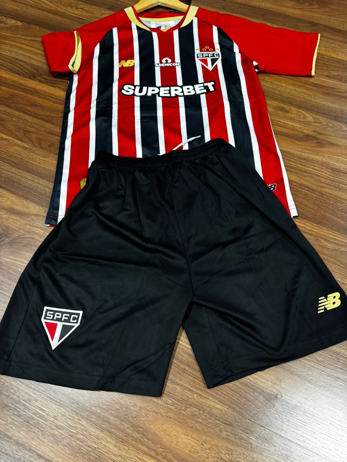 Conjunto Infantil São Paulo II 25/26 New Balance Vermelha