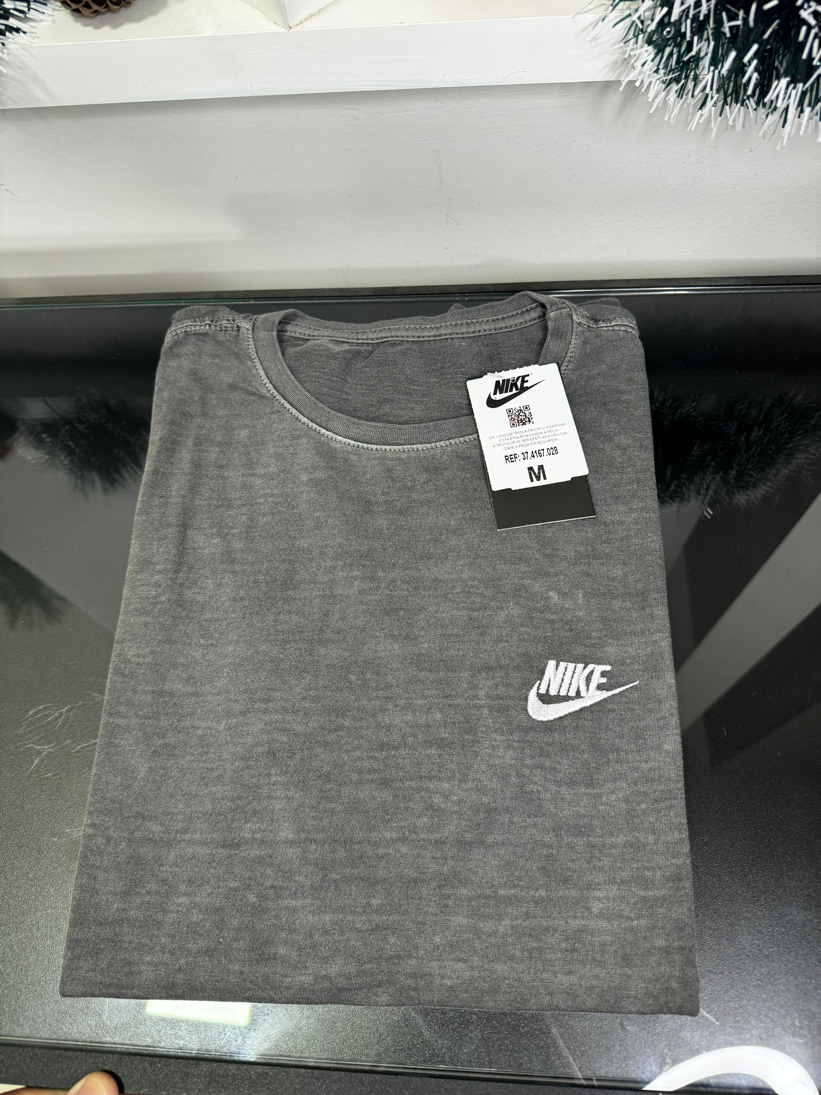 Camiseta Estonada Nike Cinza Chumbo