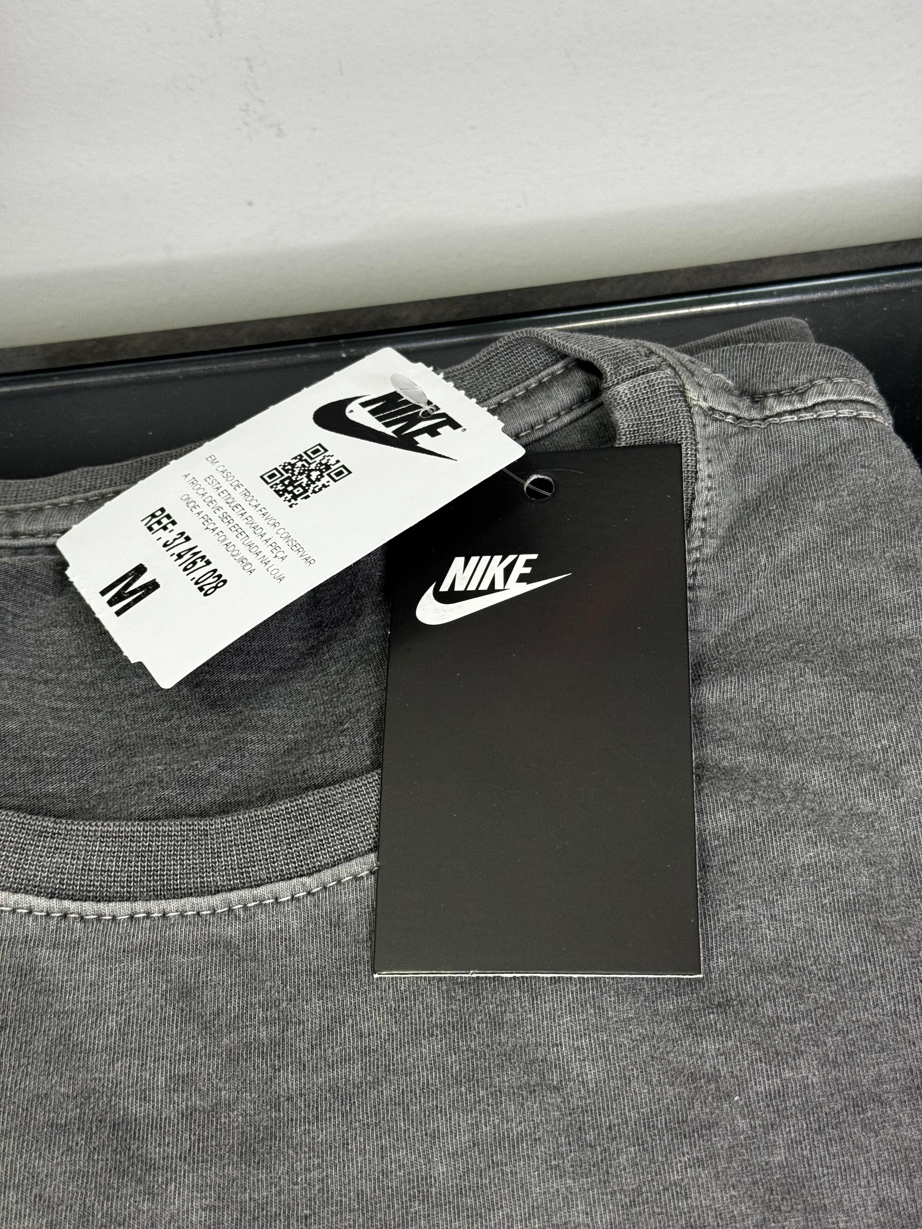 Camiseta Estonada Nike Cinza Chumbo