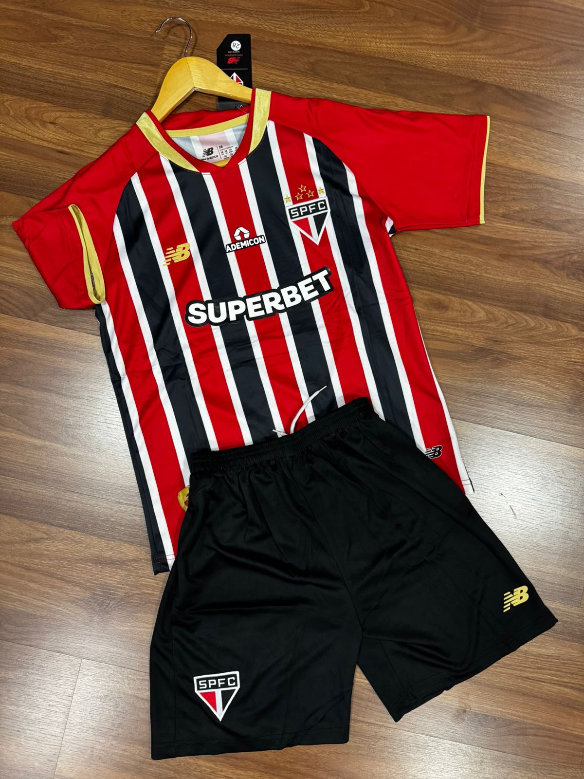 Conjunto Infantil São Paulo II 25/26 New Balance Vermelha